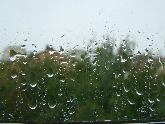 雨の日の雨のしずくが窓面に