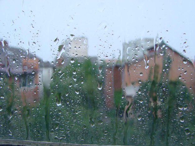 雨の日の雨のしずくが窓面に