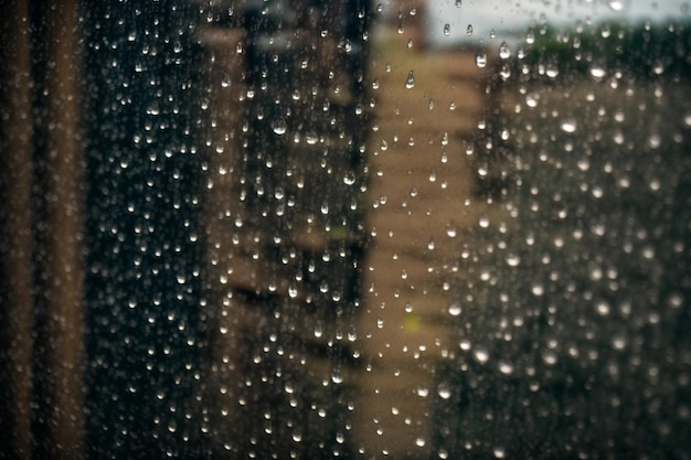 窓に落ちる雨滴