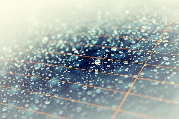 雨天と車両のコンセプト – 濡れたリアカーガラスの接写