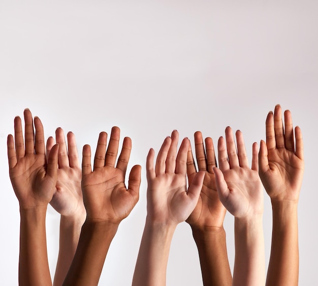 Foto alza la mano se sostieni la diversità inquadratura ritagliata di un gruppo eterogeneo di persone che alzano la mano