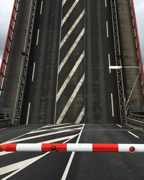 Foto ponte basculante sollevato contro il cielo