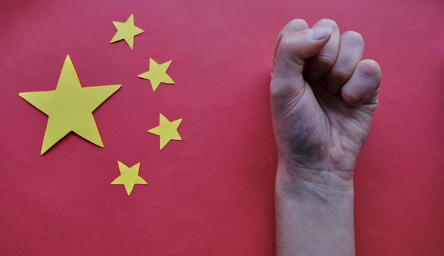 写真 中国の国旗に拳を上げた。抗議する