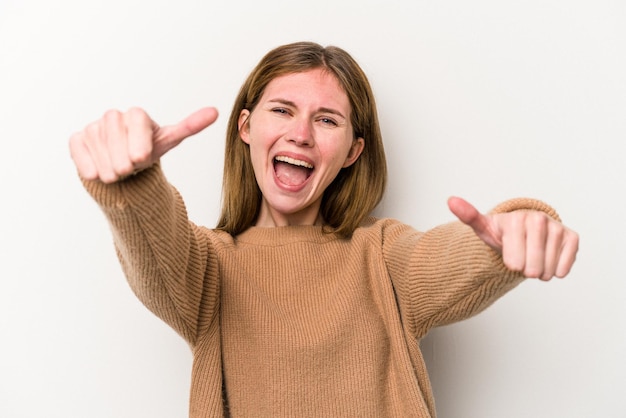 Alzando entrambi i pollici in su sorridente e fiducioso