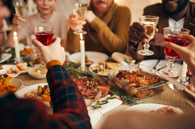 Photo raising glasses at dinner party close up