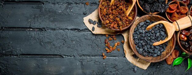 Photo raisins in a bowl with a scoop