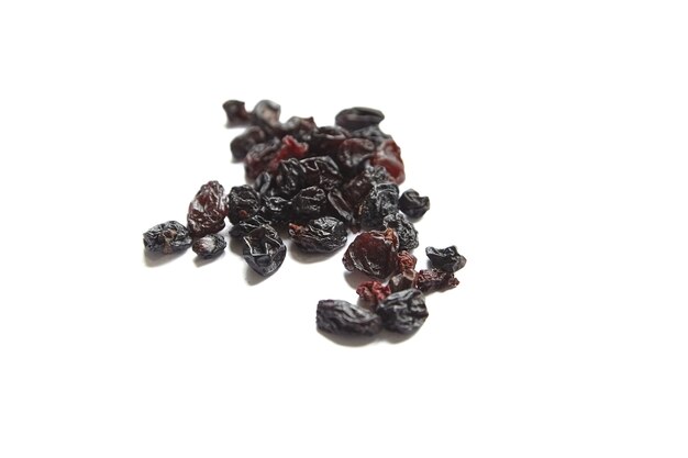 Photo raisins heap isolated