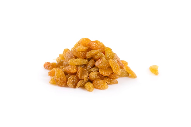 Photo raisins isolated on a white surface