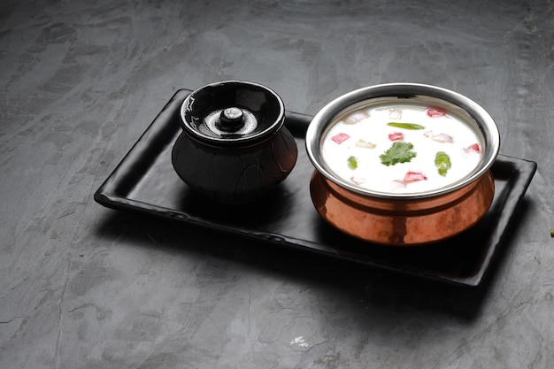 Raita is een bijgerecht in de Indiase keuken gemaakt van dahi samen met rauwe of gekookte groenten.