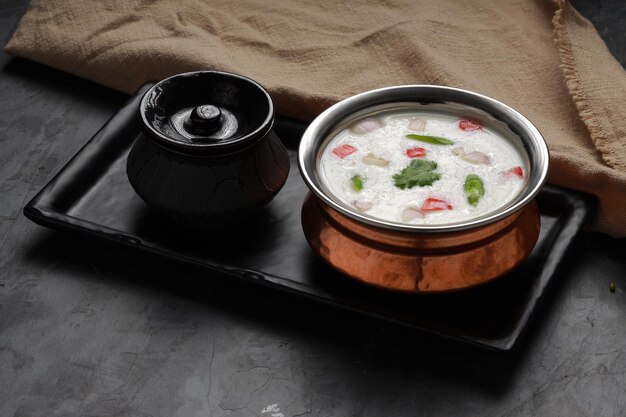Райта — это гарнир в индийской кухне, приготовленный из дахи вместе с сырыми или вареными овощами.