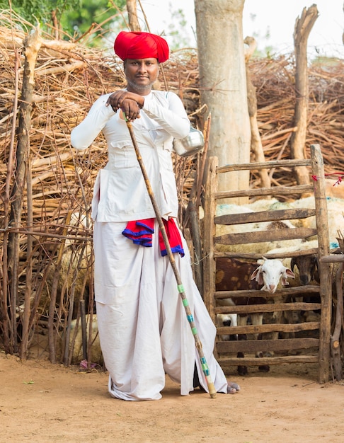 Rajasthani rebarimanは伝統的なカラフルなカジュアルを着ています