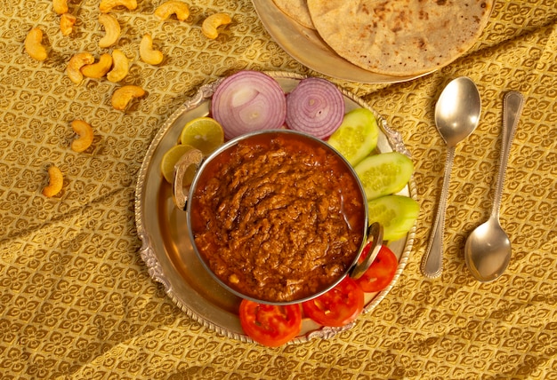 Foto rajasthani cucina tradizionale haldi sabji o tukkar con insalata