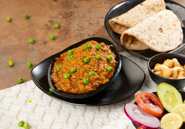 Rajasthani traditionele keuken Haldi Sabji of Tukkar met salade