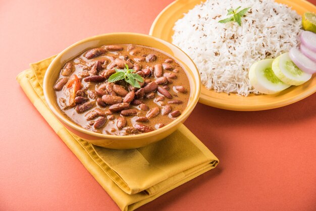 Rajma of Razma is een populair Noord-Indiaas gerecht, bestaande uit gekookte rode kidneybonen in een dikke jus met kruiden. Geserveerd in bowl met Jeera Rice & groene salade