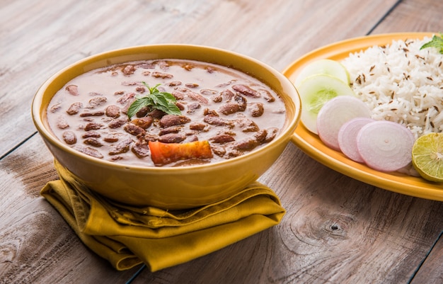 Rajma o razma è un popolare cibo dell'india settentrionale, composto da fagioli rossi cotti in un sugo denso con spezie. servito in una ciotola con riso jeera e insalata verde