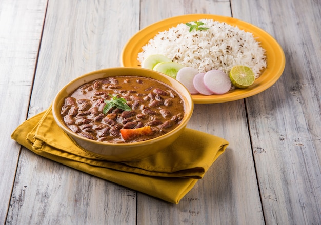 Rajma o razma è un popolare cibo dell'india settentrionale, composto da fagioli rossi cotti in un sugo denso con spezie. servito in una ciotola con riso jeera e insalata verde