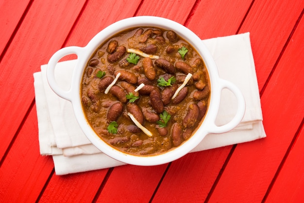 Photo rajma or razma is a popular north indian food, consisting of cooked red kidney beans in a thick gravy with spices. served in bowl