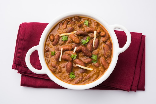 Rajma Or Razmaは人気のある北インド料理で、スパイスを加えた濃厚なグレービーソースで調理した赤インゲン豆で構成されています。ボウルに入れてお召し上がりいただけます