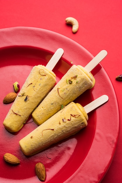 Rajwari of rajwadi zoete kesar badam pista kulfi of ijs snoep