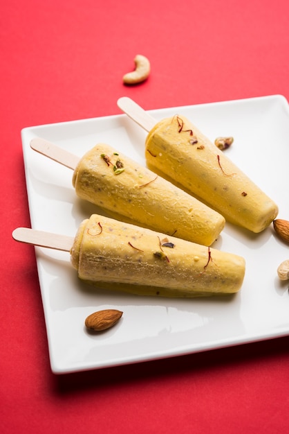 Rajwari of rajwadi zoete kesar badam pista kulfi of ijs snoep