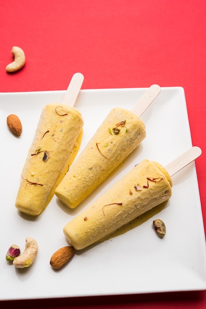 Rajwari of rajwadi zoete kesar badam pista kulfi of ijs snoep