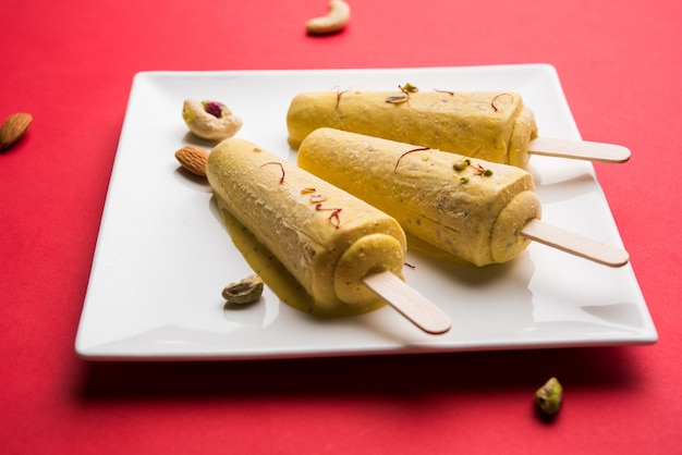 Foto rajwari o rajwadi dolce kesar badam pista kulfi o caramelle gelato