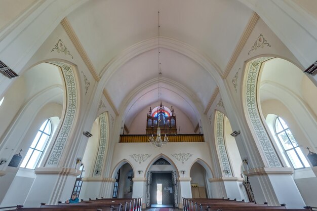 RAK BELARUS AUGUST 24 2020 Interieurkoepel en uitzicht op het plafond van een oude gotische katholieke kerk