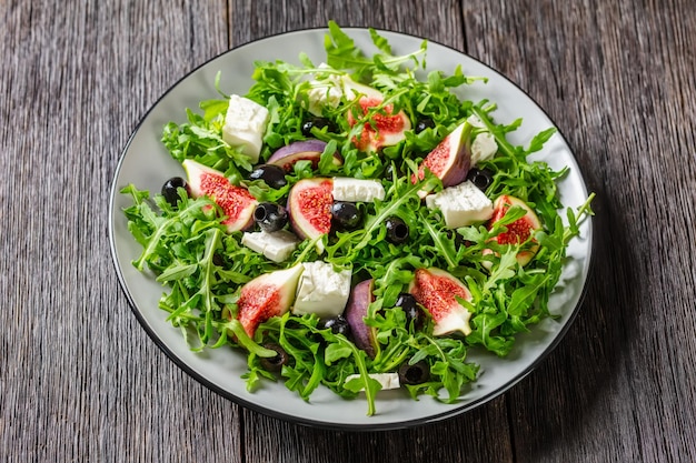 Raket vijgen feta en zwarte olijven salade