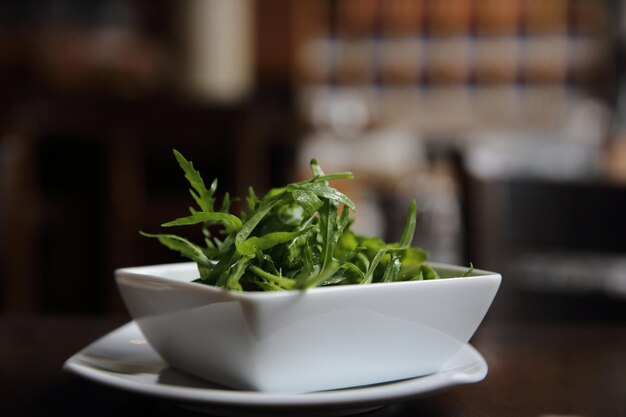 Raketsalade op hout achtergrond