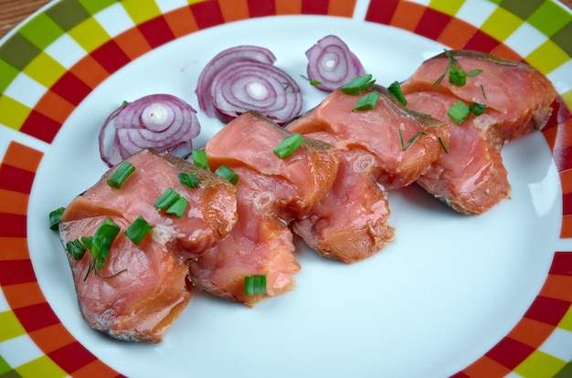 Foto rakfisk - noors visgerecht gemaakt van forel of soms char, gezouten en gefermenteerd