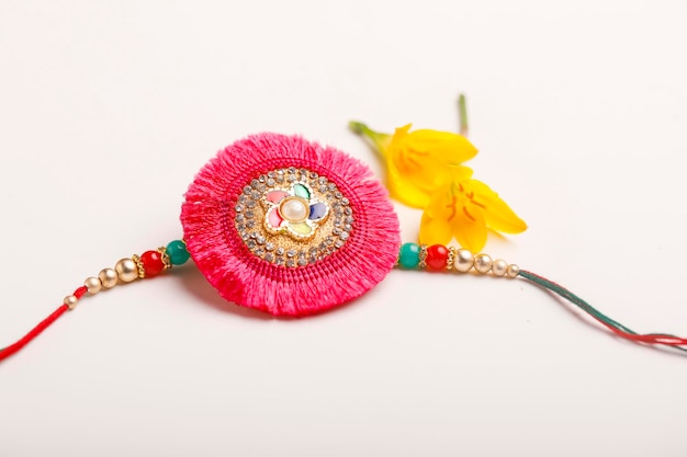 사진 rakhi 또는 흰색 배경에 팔찌 인도 축제 raksha bandhan 개념