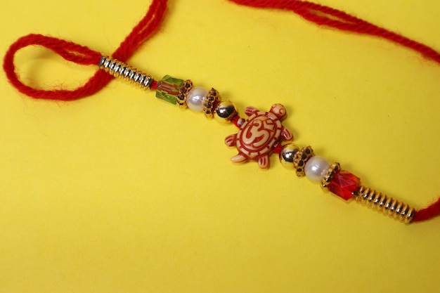 Foto rakhifor raksha bandhan geïsoleerde gele achtergrond