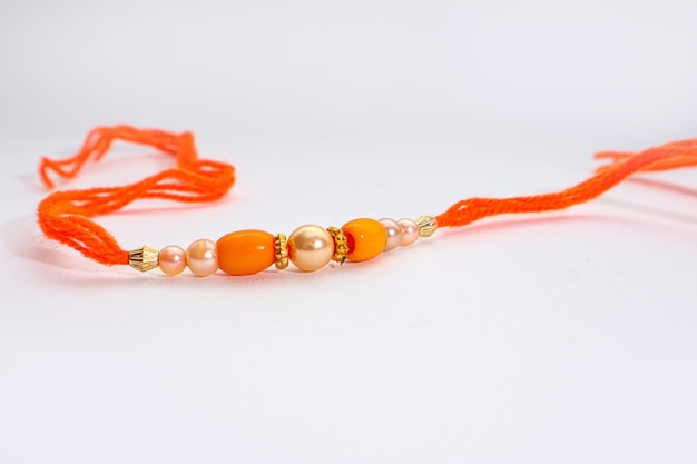 Rakhifor Raksha Bandhan 격리 된 흰색 배경