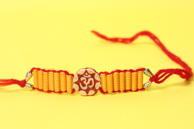 Rakhifor Raksha Bandhan 고립 된 노란색 배경