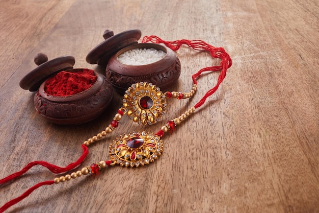 Raksha Bandhan achtergrond met Rakhi string rijstkorrels en Kumkum