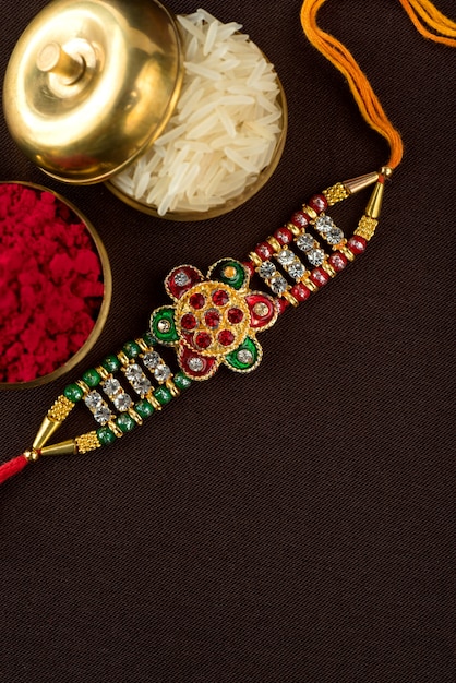 Raksha Bandhan met een elegante Rakhi, rijstkorrels en Kumkum. Een traditionele Indiase polsband die een symbool is van liefde tussen broers en zussen.