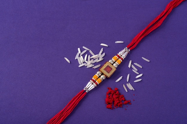 Raksha bandhan: rakhi met rijstkorrels en kumkum, traditionele indiase polsband die een symbool is van liefde tussen broers en zussen.