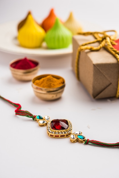 Raksha Bandhan / Rakshabandhan Rakhi with Haldi Kumkum 쌀, 달콤한 Mithai, Gift Box, 선택적 포커스