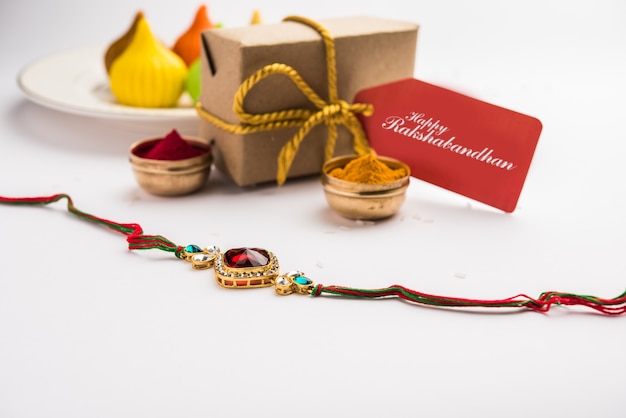 Foto raksha bandhan con riso haldi kumkum, dolce mithais e confezione regalo