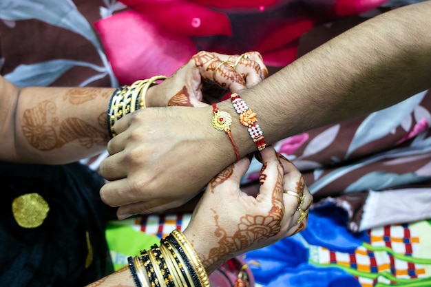 Rakshabandhan은 형제 자매의 사랑과 관계를 나타내는 축제로 인도에서 기념됩니다. 자매는 형제에 대한 강렬한 사랑의 상징으로 Rakhi를 묶습니다.