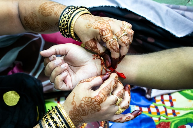 Ракшабандхан, отмечается в Индии как фестиваль, символизирующий любовь и отношения между братьями и сестрами. Сестра связывает Ракхи как символ сильной любви к своему брату.