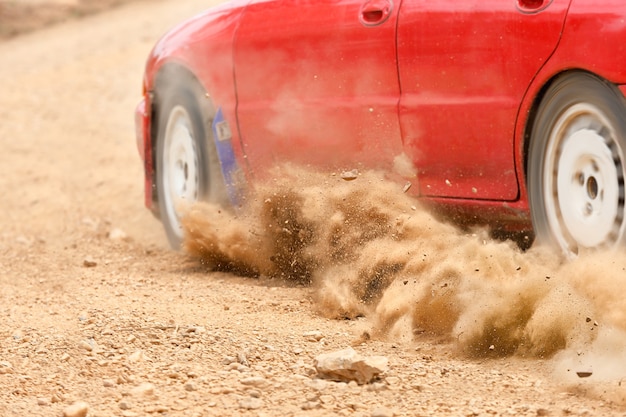 Rally Auto snelheid in onverharde weg