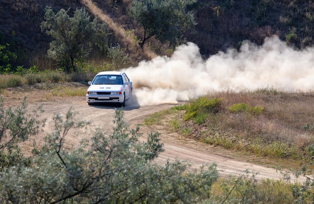 Foto rally in una curva e una nuvola di polvere 19