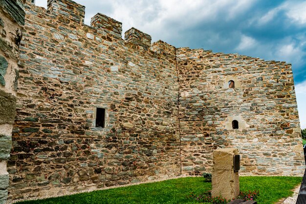 Foto fortezza di ariete sul fiume danubio in serbia