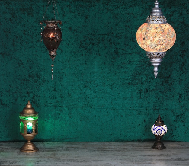 Арабская лампа Рамадана на черном фоне