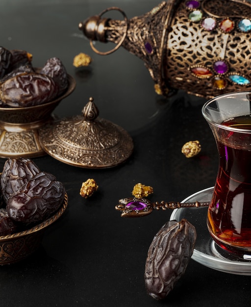 Composizione nel ramadan con tazza di tè e datteri secchi