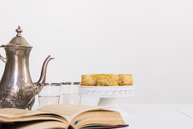 Photo ramadan composition with quran arab food