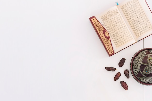 Photo ramadan composition with quran and dates