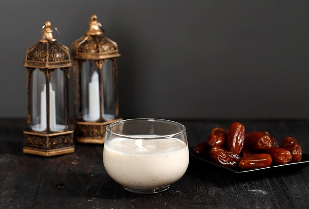 Ramadan Concept datums melk Susu Kurma met datum Fruit op de achtergrond Ramadan lantaarn op houten tafel kopie ruimte voor tekst
