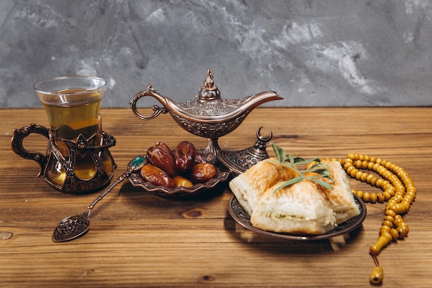 Ramadan concept kopje thee bord met zoete dadels en baklava kopie ruimte